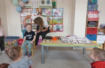 Pani fryzjerka czesze Julka.