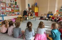 Pani fryzjerka podczas prezentacji dzieciom z gr. I przyborow fryzjerskich.