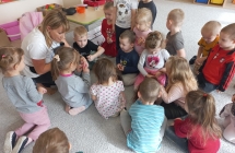 Pani fryzjerka i dzieci podczas wykonywania fryzur na modelach.