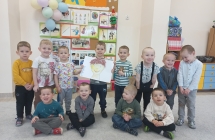 Chlopcy z gr. I ze swoja praca plastyczna.