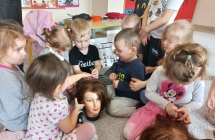 Dzieci czesza modele treningowe.