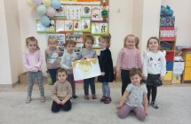 Dziewczynki z gr. I ze swoja praca plastyczna.