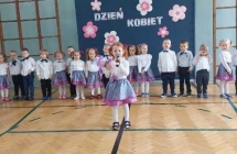 Dziewczynka recytujaca wiersz.