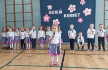 Dziewczynka mowiaca wiersz.