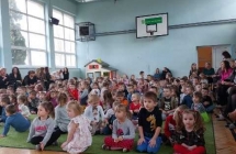 Dzieci ogladajace wiersz.