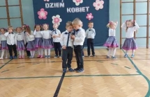 Chlopcy recytuja wiersz.