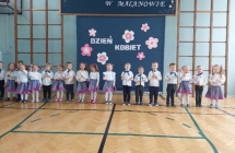 Dzieci graja na instrumentach.