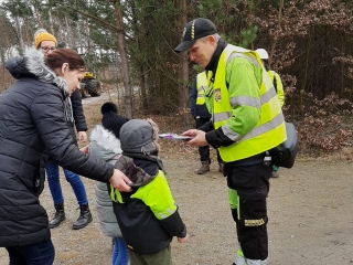 Mężczyzna podający rękę dzieciom. Las