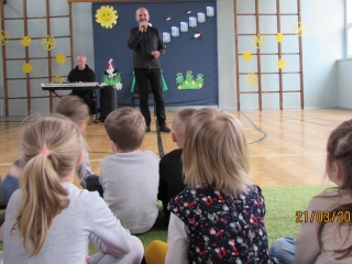 Dzieci ogladaja wystep muzyka.