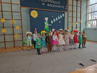 Kilkunastu dzieci podczas występu