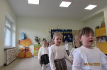 Spiewanie piosenki w trakcie zabawy