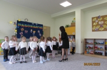 Pasowanie przez pania Dyrektot