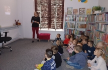 Dzieci skupione na bajce 