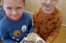 Dwoje chłopców z ciastem 