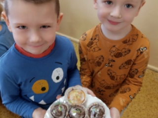 Dwoje chłopców z ciastem