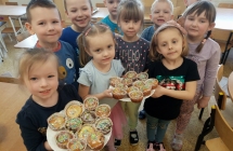 Dzieci prezentujące wypieki 