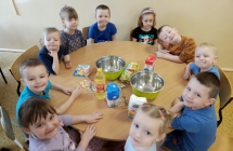 Uśmiechnięte dzieci w salce szkolnej 