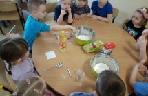 Dzieci przygotowujące ciasto na babeczki 