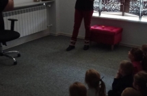 Dzieci skupione na opowiadanej bajce przez kobietę 