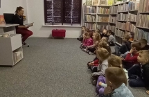 Dzieci skupione na opowiadanej bajce 