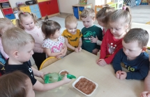 Skupione dzieci siejące rośliny 