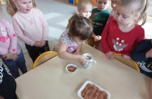 Dzieci sieją rzeżuchę 