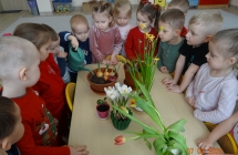 Dzieci podczas podlewania roślin 