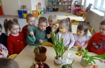 Dzieci podlewające rośliny 