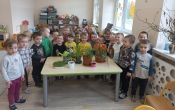 Dzieci z gr. I z hodowanymi w sali warzywami i kwiatami. — kopia