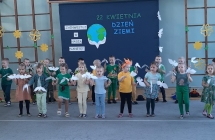 Grupa dzieci występujących na apelu szkolnym 