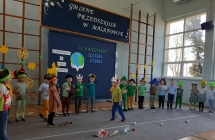 Dzieci występujące na sali 