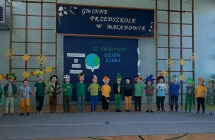 Dzieci na sali szkolnej 