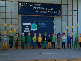 Dzieci na sali szkolnej