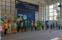 Dzieci podczas apelu w szkole 