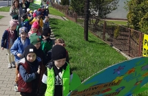 Dzieci idące na spacer 