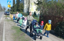 Dzieci na spacerze, idąc gęsiego 