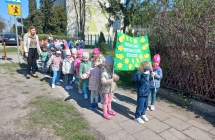 Dzieci idące z transparentem 