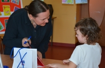 Dziewczynka i uśmiechnięta kobieta 