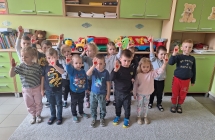 Sala przedszkolna i kilkunastu dzieci na zdjęciu grupowym 