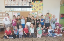 Uśmiechnięte dzieci prezentujące wycięte serca na dłoniach 