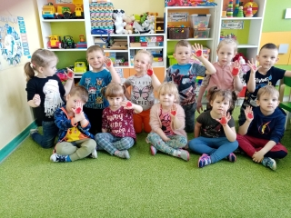 Kilkunastu dzieci w sali przedszkolnej