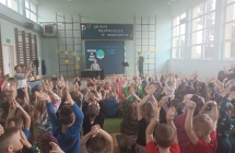 Dzieci bawiące się do muzyki granej przez dwoje mężczyzn 