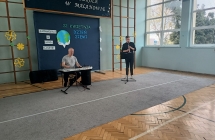 Dwoje mężczyzn grających na instrumentach muzycznych 