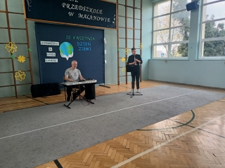 Dwoje mężczyzn grających na instrumentach muzycznych