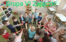 Dzieci z wyciętymi sercami na dłoniach 