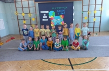 Grupa V z transparentem na tle dekoracji z okazj Dnia Ziemi.