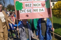 Grupa VIII podczas pochodu z transparentem.