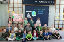 Dzieci prezentuja plakat o ochronie drzew