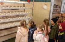 Dzieci obserwujące wyrastające bułki