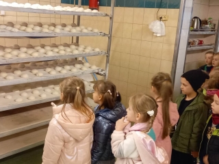 Dzieci obserwujące wyrastające bułki